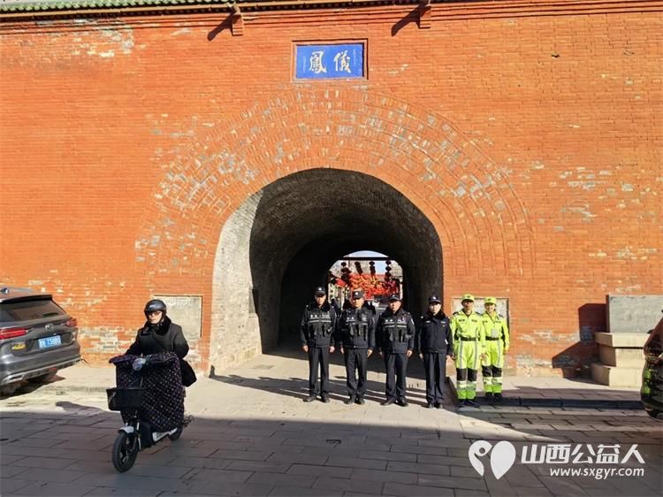 晋中市太谷区心连心志愿者协会配合公安局太谷分局明星派出所在太谷古城帮助引导游客、维护秩序 - 第1张 - 山西公益人 晋中市太谷区心连心志愿者协会配合公安局太谷分局明星派出所在太谷古城帮助引导游客、维护秩序 - 第1张