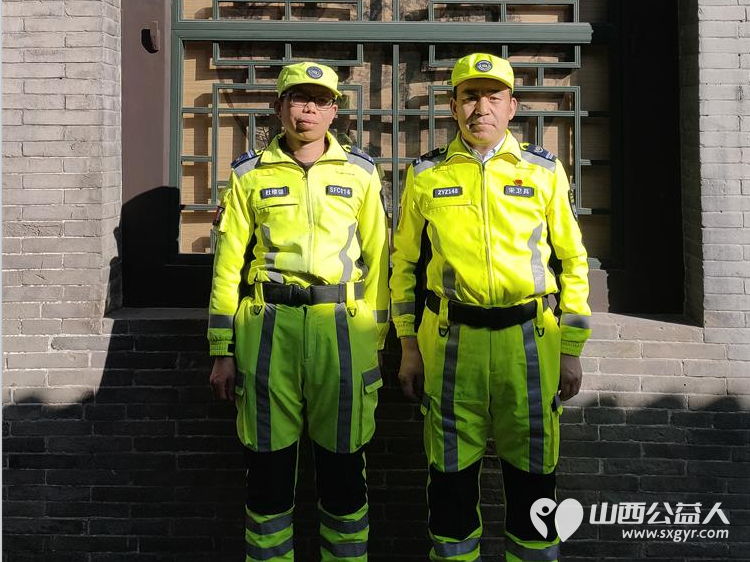 晋中市太谷区心连心志愿者协会配合公安局太谷分局明星派出所在太谷古城帮助引导游客、维护秩序 - 第3张 - 山西公益人 晋中市太谷区心连心志愿者协会配合公安局太谷分局明星派出所在太谷古城帮助引导游客、维护秩序 - 第3张