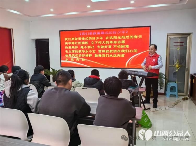 运城市盐湖区第一时间志愿者协会请音乐家雷建军老师弹着琴一句一句地对孩子们进行教唱 - 第2张 - 山西公益人 运城市盐湖区第一时间志愿者协会请音乐家雷建军老师弹着琴一句一句地对孩子们进行教唱 - 第2张