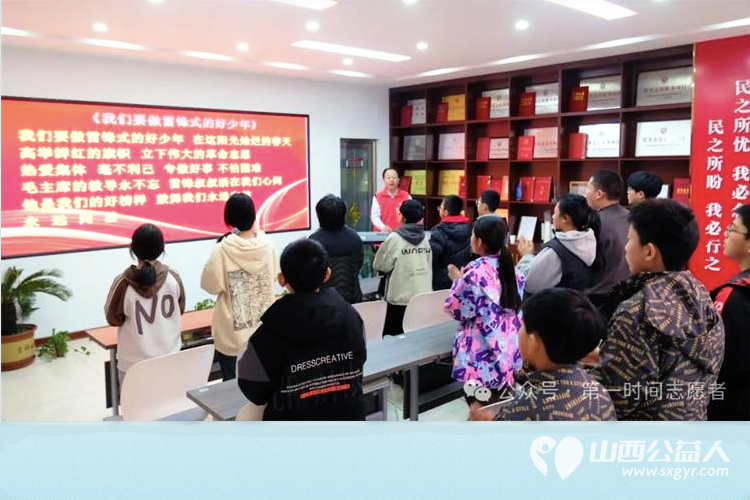 运城市盐湖区第一时间志愿者协会请音乐家雷建军老师弹着琴一句一句地对孩子们进行教唱 - 第3张 - 山西公益人 运城市盐湖区第一时间志愿者协会请音乐家雷建军老师弹着琴一句一句地对孩子们进行教唱 - 第3张