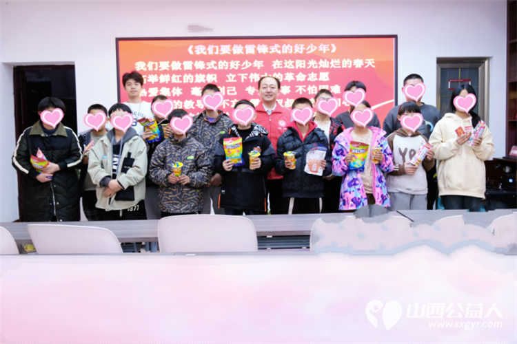 运城市盐湖区第一时间志愿者协会请音乐家雷建军老师弹着琴一句一句地对孩子们进行教唱 - 第1张 - 山西公益人 运城市盐湖区第一时间志愿者协会请音乐家雷建军老师弹着琴一句一句地对孩子们进行教唱 - 第1张