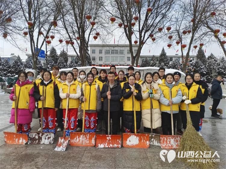 吕梁市岚县公益365爱心协会的34名大学生志愿者环保志愿者与环卫工人肩并肩共同清扫连续几天的大雪 - 第1张 - 山西公益人 吕梁市岚县公益365爱心协会的34名大学生志愿者环保志愿者与环卫工人肩并肩共同清扫连续几天的大雪 - 第1张