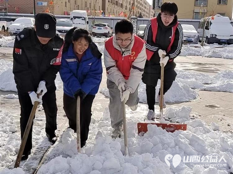 太原好人娄烦县青年志愿者协会会长李云朋带领志愿者积极开展扫雪除冰志愿服务活动 - 第2张