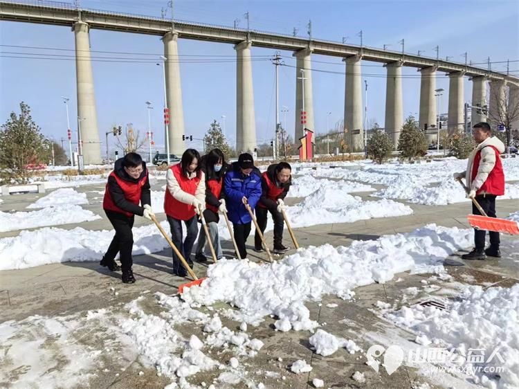 太原好人娄烦县青年志愿者协会会长李云朋带领志愿者积极开展扫雪除冰志愿服务活动 - 第4张