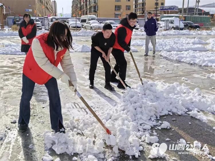 太原好人娄烦县青年志愿者协会会长李云朋带领志愿者积极开展扫雪除冰志愿服务活动 - 第3张