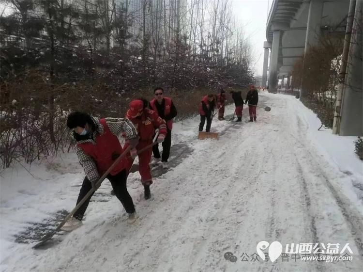 扫雪除冰晋中市义工协会派出义工和志愿者在榆次区锦东大道建国桥路口对积雪和结冰进行清扫 - 第3张 - 山西公益人 扫雪除冰晋中市义工协会派出义工和志愿者在榆次区锦东大道建国桥路口对积雪和结冰进行清扫 - 第3张