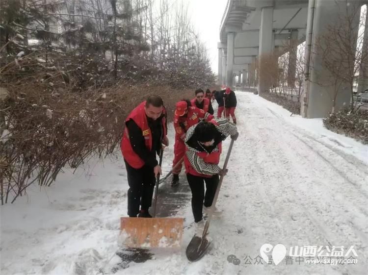 扫雪除冰晋中市义工协会派出义工和志愿者在榆次区锦东大道建国桥路口对积雪和结冰进行清扫 - 第2张 - 山西公益人 扫雪除冰晋中市义工协会派出义工和志愿者在榆次区锦东大道建国桥路口对积雪和结冰进行清扫 - 第2张