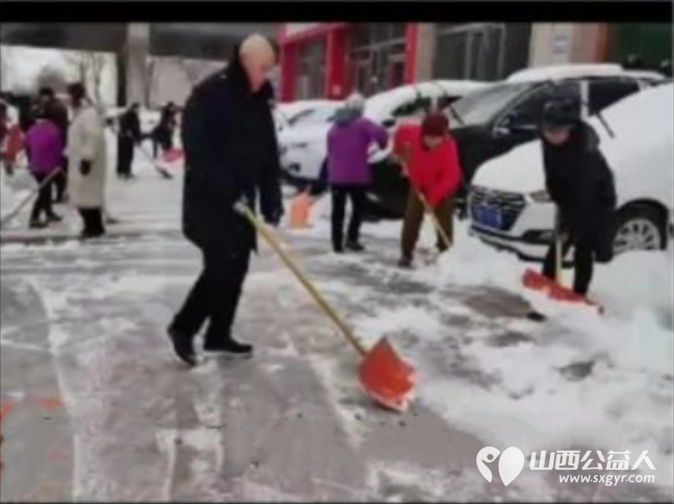 扫雪除冰晋中市义工协会派出义工和志愿者在榆次区锦东大道建国桥路口对积雪和结冰进行清扫 - 第4张 - 山西公益人 扫雪除冰晋中市义工协会派出义工和志愿者在榆次区锦东大道建国桥路口对积雪和结冰进行清扫 - 第4张