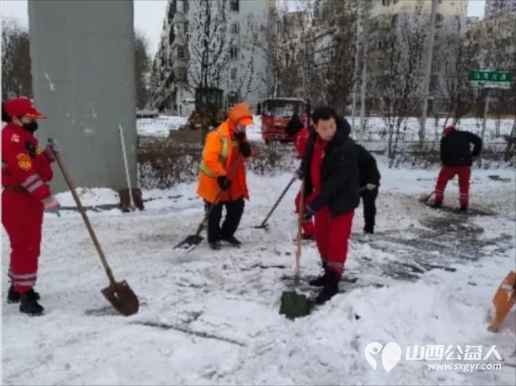扫雪除冰晋中市义工协会派出义工和志愿者在榆次区锦东大道建国桥路口对积雪和结冰进行清扫 - 第6张 - 山西公益人 扫雪除冰晋中市义工协会派出义工和志愿者在榆次区锦东大道建国桥路口对积雪和结冰进行清扫 - 第6张
