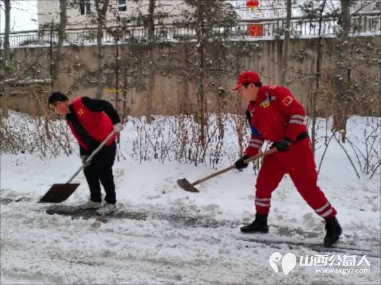 扫雪除冰晋中市义工协会派出义工和志愿者在榆次区锦东大道建国桥路口对积雪和结冰进行清扫 - 第7张 - 山西公益人 扫雪除冰晋中市义工协会派出义工和志愿者在榆次区锦东大道建国桥路口对积雪和结冰进行清扫 - 第7张