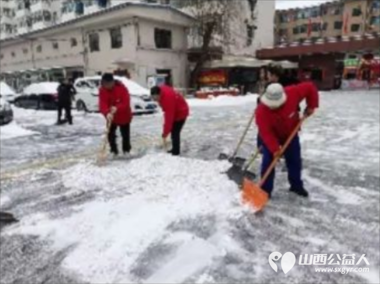 扫雪除冰晋中市义工协会派出义工和志愿者在榆次区锦东大道建国桥路口对积雪和结冰进行清扫 - 第5张 - 山西公益人 扫雪除冰晋中市义工协会派出义工和志愿者在榆次区锦东大道建国桥路口对积雪和结冰进行清扫 - 第5张