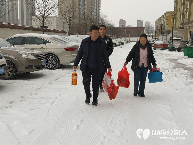 介休市敬老协会敬老爱老助老活动去连福镇刘家山村为特困84岁老人段冲浪送去了新春的关爱和温暖 - 第2张 - 山西公益人 介休市敬老协会敬老爱老助老活动去连福镇刘家山村为特困84岁老人段冲浪送去了新春的关爱和温暖 - 第2张