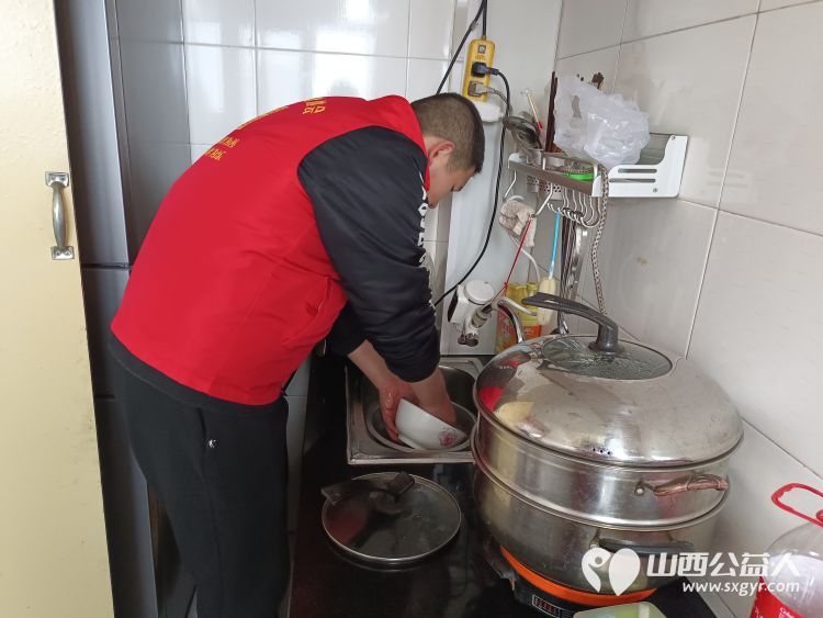 介休市敬老协会敬老爱老助老活动去连福镇刘家山村为特困84岁老人段冲浪送去了新春的关爱和温暖 - 第3张 - 山西公益人 介休市敬老协会敬老爱老助老活动去连福镇刘家山村为特困84岁老人段冲浪送去了新春的关爱和温暖 - 第3张