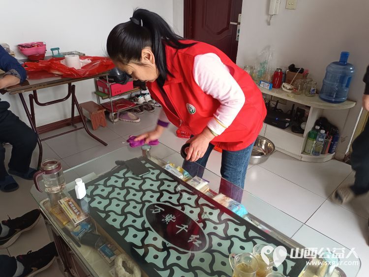 介休市敬老协会敬老爱老助老活动去连福镇刘家山村为特困84岁老人段冲浪送去了新春的关爱和温暖 - 第4张 - 山西公益人 介休市敬老协会敬老爱老助老活动去连福镇刘家山村为特困84岁老人段冲浪送去了新春的关爱和温暖 - 第4张