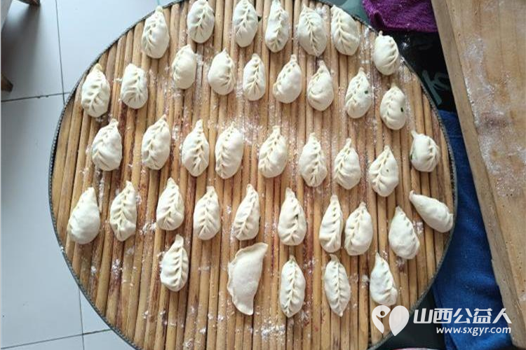 介休市敬老协会敬老爱老助老活动去连福镇刘家山村为特困84岁老人段冲浪送去了新春的关爱和温暖 - 第7张 - 山西公益人 介休市敬老协会敬老爱老助老活动去连福镇刘家山村为特困84岁老人段冲浪送去了新春的关爱和温暖 - 第7张