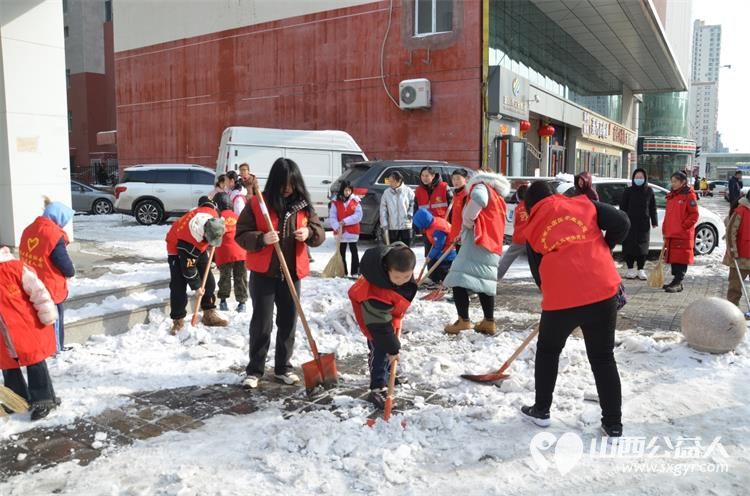 太原市小店区营盘街道南内环二社区组织未成年小学生参加清理积雪活动 - 第3张