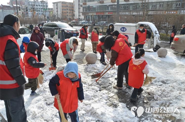 太原市小店区营盘街道南内环二社区组织未成年小学生参加清理积雪活动 - 第4张