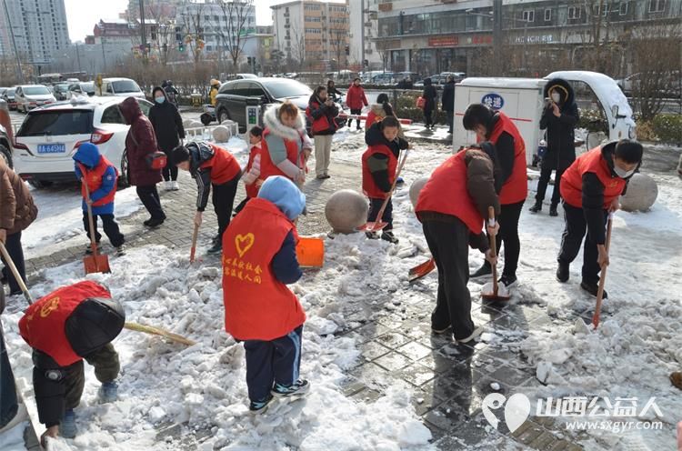 太原市小店区营盘街道南内环二社区组织未成年小学生参加清理积雪活动 - 第9张