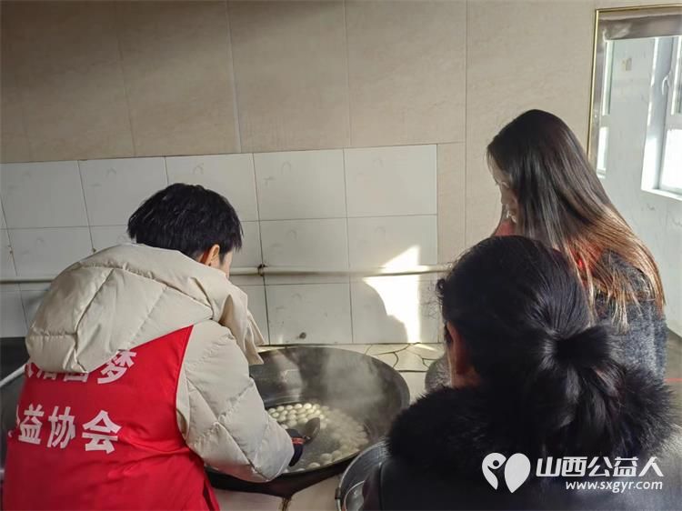 长治市圆梦公益协会组织志愿者元宵节去黄崖洞敬老院看望慰问爷爷奶奶 - 第12张