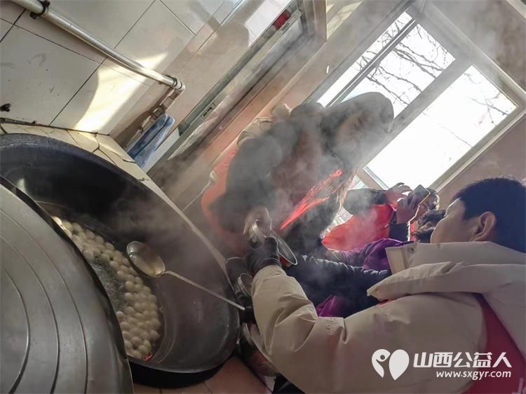 长治市圆梦公益协会组织志愿者元宵节去黄崖洞敬老院看望慰问爷爷奶奶 - 第14张