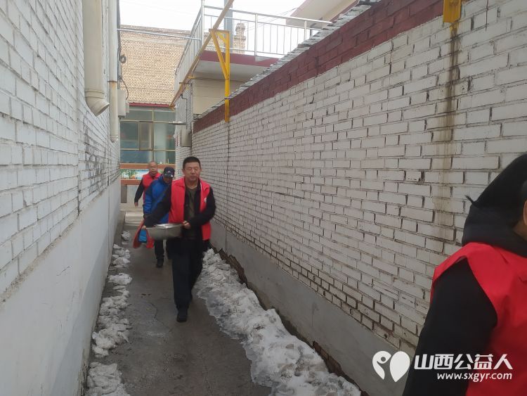 介休市敬老协会敬老爱老助老活动去连福镇化家窑村特困86岁张天生老人家中慰问 - 第2张 - 山西公益人 介休市敬老协会敬老爱老助老活动去连福镇化家窑村特困86岁张天生老人家中慰问 - 第2张