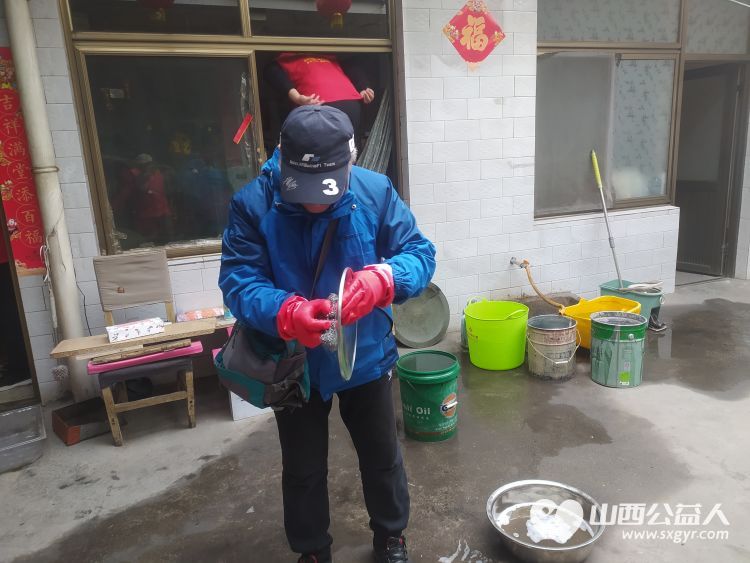 介休市敬老协会敬老爱老助老活动去连福镇化家窑村特困86岁张天生老人家中慰问 - 第8张 - 山西公益人 介休市敬老协会敬老爱老助老活动去连福镇化家窑村特困86岁张天生老人家中慰问 - 第8张