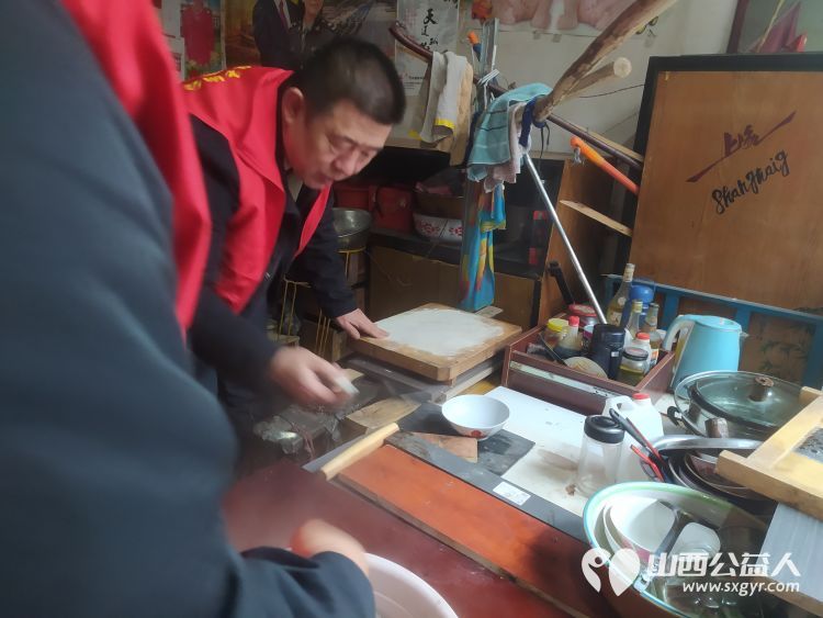 介休市敬老协会敬老爱老助老活动去连福镇化家窑村特困86岁张天生老人家中慰问 - 第12张 - 山西公益人 介休市敬老协会敬老爱老助老活动去连福镇化家窑村特困86岁张天生老人家中慰问 - 第12张