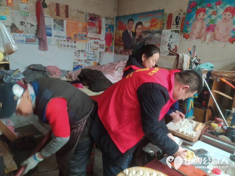 介休市敬老协会敬老爱老助老活动去连福镇化家窑村特困86岁张天生老人家中慰问 - 第14张 - 山西公益人 介休市敬老协会敬老爱老助老活动去连福镇化家窑村特困86岁张天生老人家中慰问 - 第14张