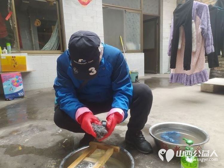 介休市敬老协会敬老爱老助老活动去连福镇化家窑村特困86岁张天生老人家中慰问 - 第6张 - 山西公益人 介休市敬老协会敬老爱老助老活动去连福镇化家窑村特困86岁张天生老人家中慰问 - 第6张