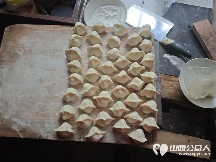 介休市敬老协会敬老爱老助老活动去连福镇化家窑村特困86岁张天生老人家中慰问 - 第15张 - 山西公益人 介休市敬老协会敬老爱老助老活动去连福镇化家窑村特困86岁张天生老人家中慰问 - 第15张