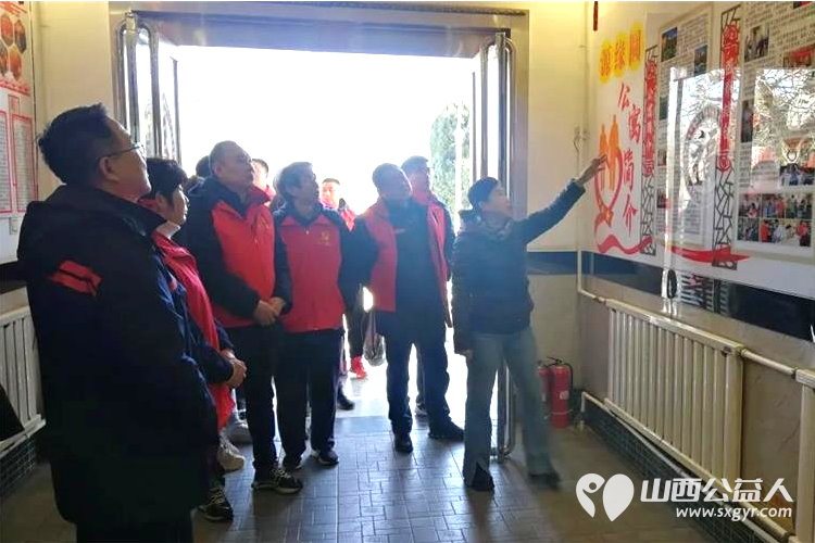 太原市热力集团晋源分公司来源缘圆老年公寓开展弘扬雷锋精神情系老人冷暖的公益活动还为老人们带来了米面油苹果慰问品 - 第8张 - 山西公益人 太原市热力集团晋源分公司来源缘圆老年公寓开展弘扬雷锋精神情系老人冷暖的公益活动还为老人们带来了米面油苹果慰问品 - 第8张
