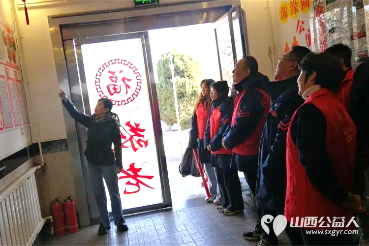 太原市热力集团晋源分公司来源缘圆老年公寓开展弘扬雷锋精神情系老人冷暖的公益活动还为老人们带来了米面油苹果慰问品 - 第7张 - 山西公益人 太原市热力集团晋源分公司来源缘圆老年公寓开展弘扬雷锋精神情系老人冷暖的公益活动还为老人们带来了米面油苹果慰问品 - 第7张