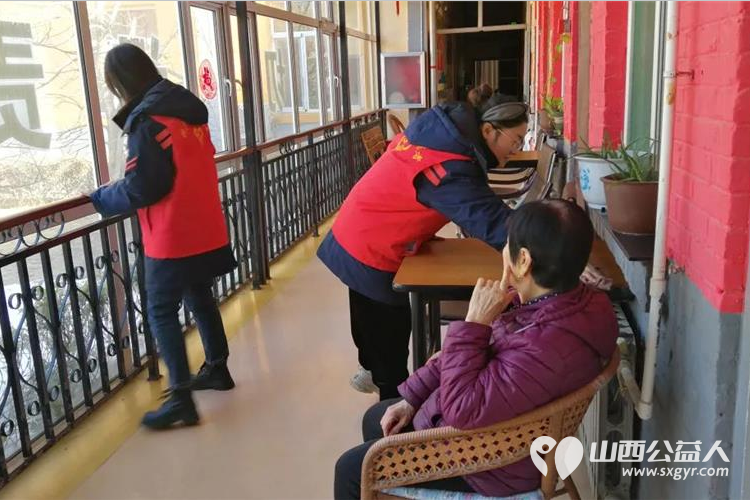 太原市热力集团晋源分公司来源缘圆老年公寓开展弘扬雷锋精神情系老人冷暖的公益活动还为老人们带来了米面油苹果慰问品 - 第4张 - 山西公益人 太原市热力集团晋源分公司来源缘圆老年公寓开展弘扬雷锋精神情系老人冷暖的公益活动还为老人们带来了米面油苹果慰问品 - 第4张