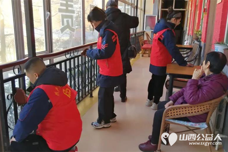 太原市热力集团晋源分公司来源缘圆老年公寓开展弘扬雷锋精神情系老人冷暖的公益活动还为老人们带来了米面油苹果慰问品 - 第5张 - 山西公益人 太原市热力集团晋源分公司来源缘圆老年公寓开展弘扬雷锋精神情系老人冷暖的公益活动还为老人们带来了米面油苹果慰问品 - 第5张
