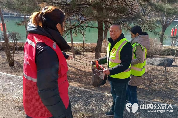 文水县爱心帮扶志愿者协会组织志愿者参加保护文峪河维护文水城环境卫生活动 - 第4张 - 山西公益人 文水县爱心帮扶志愿者协会组织志愿者参加保护文峪河维护文水城环境卫生活动 - 第4张