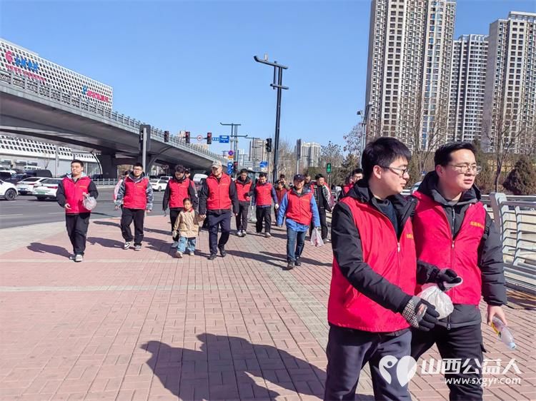 太原市志愿者小分队组织志愿者参加学雷锋活动在小商品市场路段清理环境卫生 - 第4张