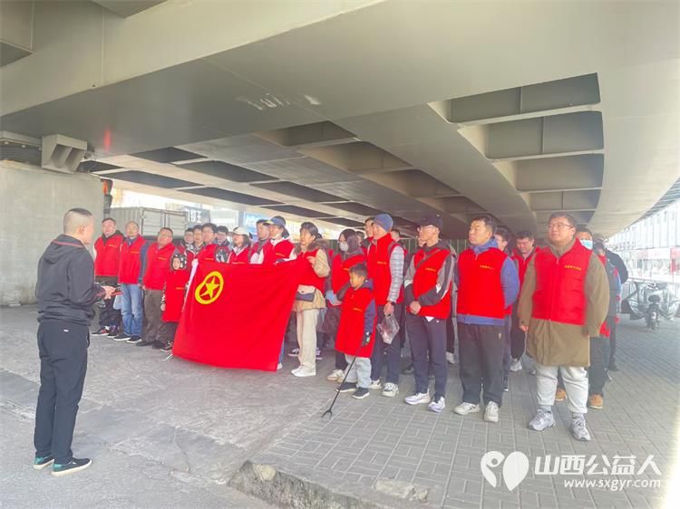 太原市志愿者小分队组织志愿者参加学雷锋活动在小商品市场路段清理环境卫生 - 第3张