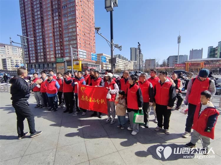 太原市志愿者小分队组织志愿者参加学雷锋活动在小商品市场路段清理环境卫生 - 第5张