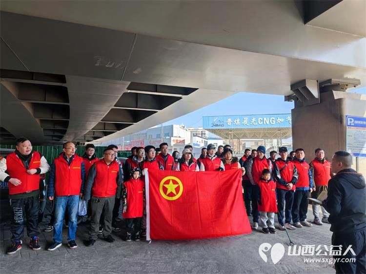 太原市志愿者小分队组织志愿者参加学雷锋活动在小商品市场路段清理环境卫生 - 第2张