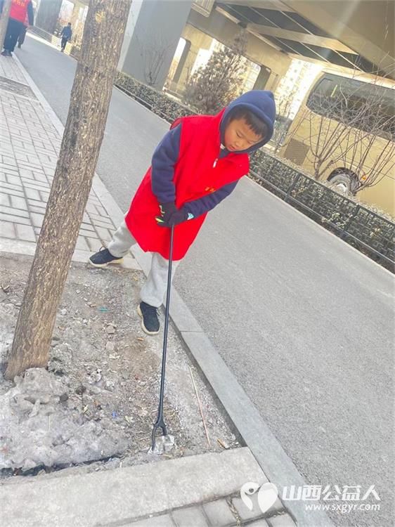 太原市志愿者小分队组织志愿者参加学雷锋活动在小商品市场路段清理环境卫生 - 第62张