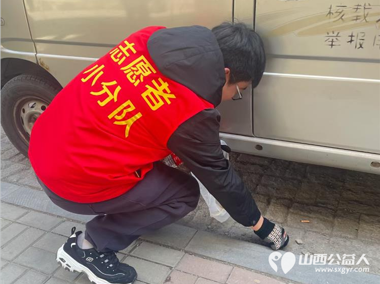 太原市志愿者小分队组织志愿者参加学雷锋活动在小商品市场路段清理环境卫生 - 第61张