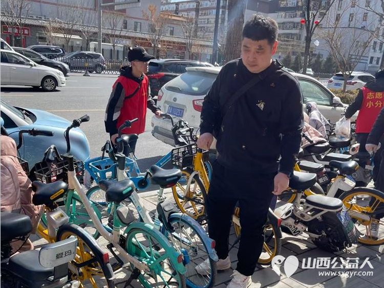 太原市志愿者小分队组织志愿者参加学雷锋活动在小商品市场路段清理环境卫生 - 第58张