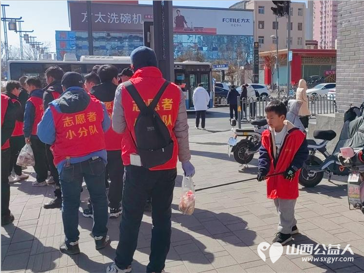 太原市志愿者小分队组织志愿者参加学雷锋活动在小商品市场路段清理环境卫生 - 第54张