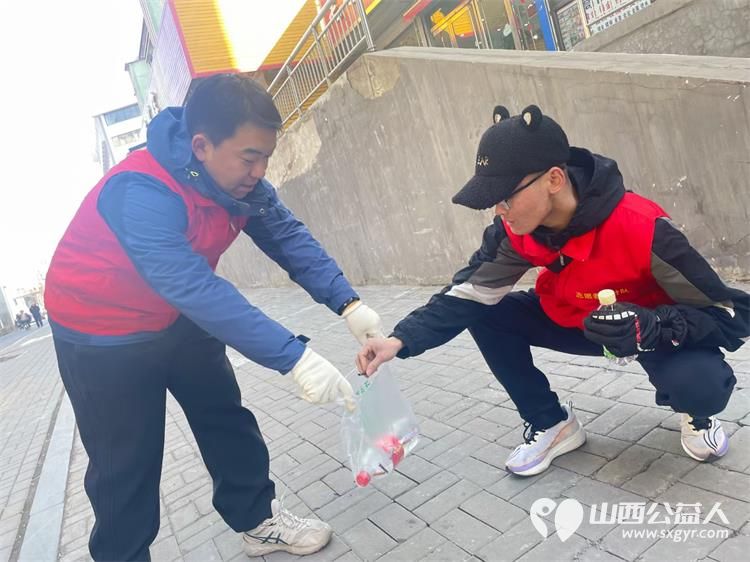 太原市志愿者小分队组织志愿者参加学雷锋活动在小商品市场路段清理环境卫生 - 第52张