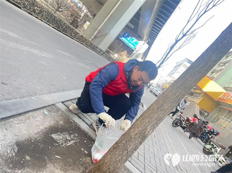太原市志愿者小分队组织志愿者参加学雷锋活动在小商品市场路段清理环境卫生 - 第51张