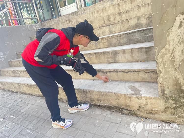 太原市志愿者小分队组织志愿者参加学雷锋活动在小商品市场路段清理环境卫生 - 第60张