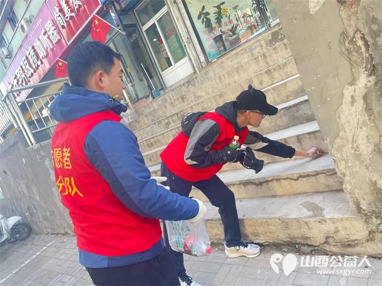 太原市志愿者小分队组织志愿者参加学雷锋活动在小商品市场路段清理环境卫生 - 第50张