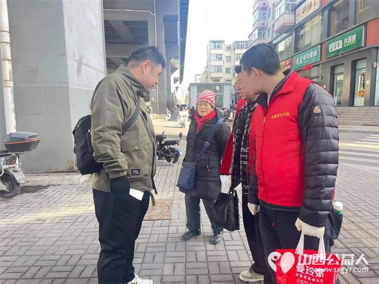 太原市志愿者小分队组织志愿者参加学雷锋活动在小商品市场路段清理环境卫生 - 第36张