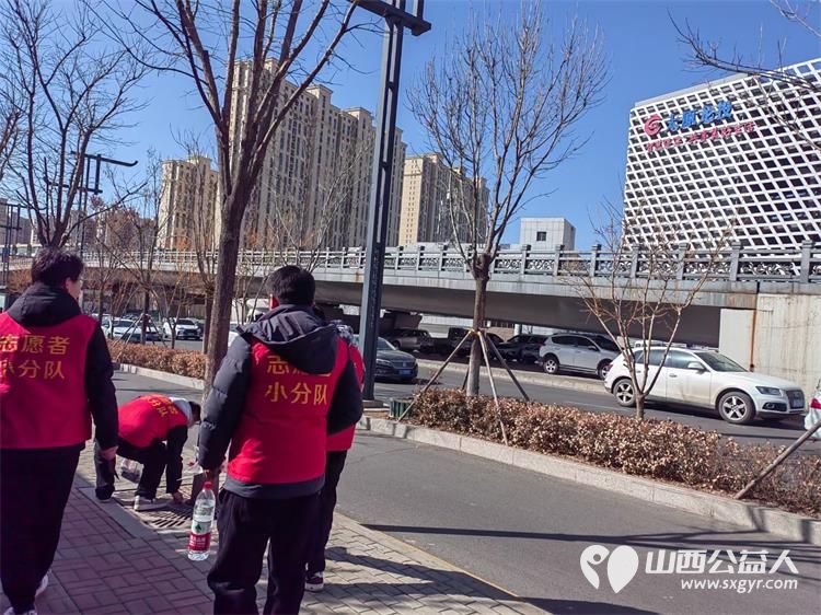 太原市志愿者小分队组织志愿者参加学雷锋活动在小商品市场路段清理环境卫生 - 第55张