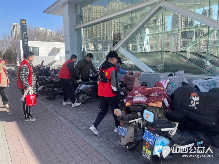 太原市志愿者小分队组织志愿者参加学雷锋活动在小商品市场路段清理环境卫生 - 第40张